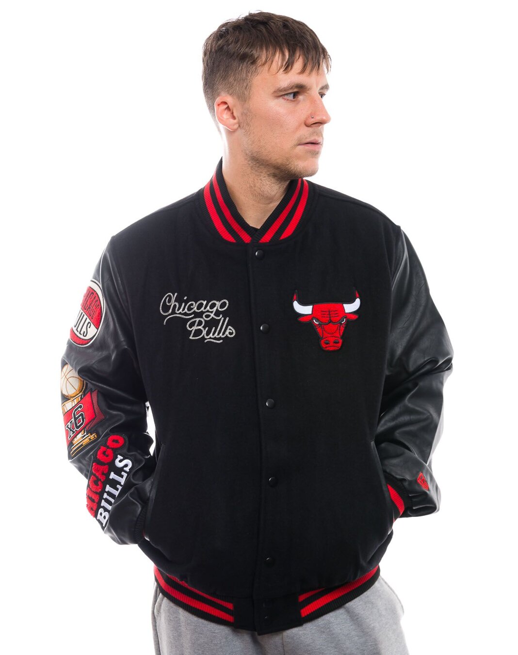 Bunda New Era Patch Varsity Jacket Chicago Bulls Black Red Snapbacks