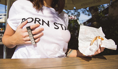 Prsten DOPE 4finger
http://www.snapbacks.cz/642

Cheeseburger McDonalds
http://www.mcdonalds.cz/cs/produkty/sendvice/cheeseburger.shtml