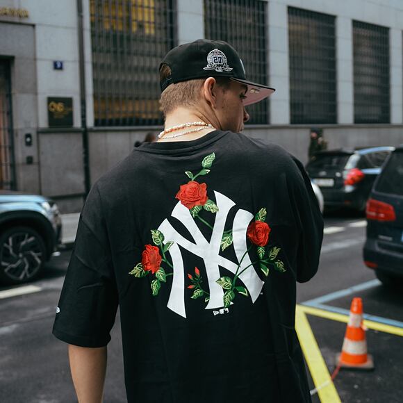 New Era MLB Floral Graphic Oversized Tee New York Yankees Black / Optic White T-Shirt