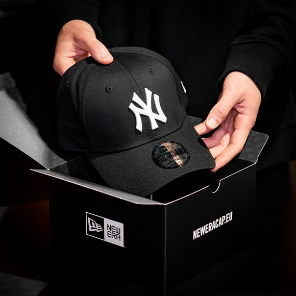 New Era League Basic New York Yankees Black/White 39THIRTY Stretchfit Cap