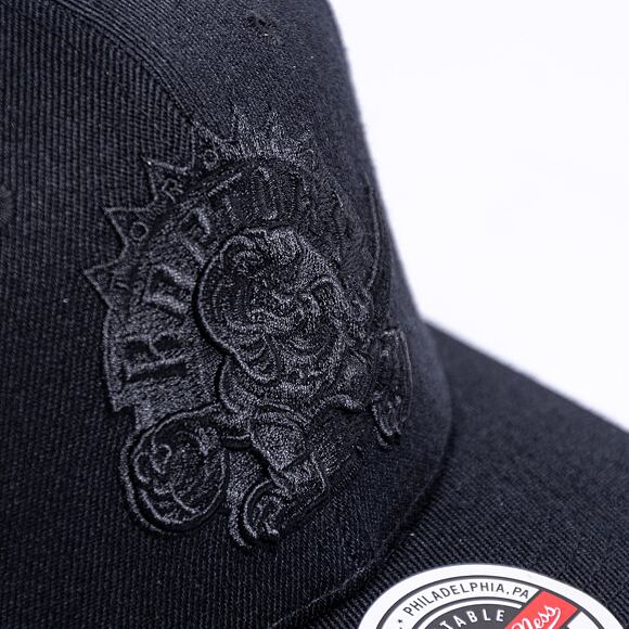 Mitchell & Ness Blk/Blk Logo Classic Red Toronto Raptors Black Cap