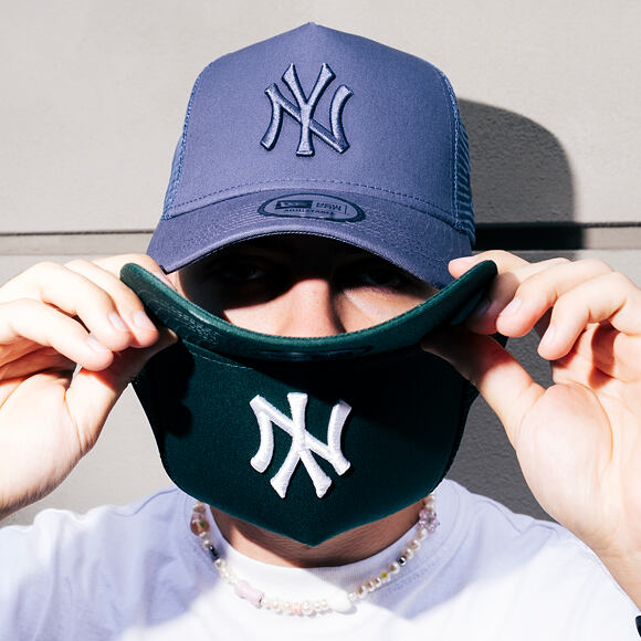 Kšiltovka New Era - MLB League Essential 9FORTY Trucker - NY Yankees - Dark Green / White