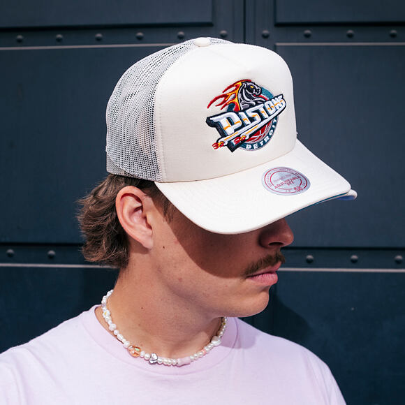 Kšiltovka Mitchell & Ness - Detroit Pistons - Evergreen Trucker Hwc - Off White