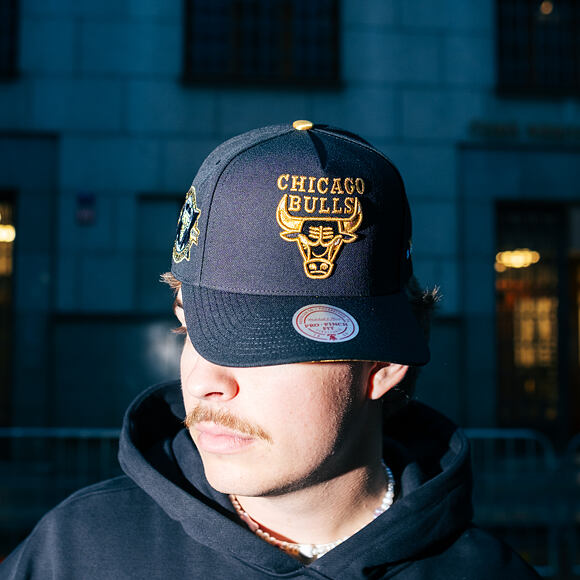 Kšiltovka Mitchell & Ness - NBA Core Vi Pro  Bulls - Chicago Bulls - Black-Gold