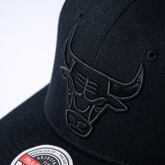 Mitchell & Ness Blk/Blk Logo Classic Red Chicago Bulls Black Cap