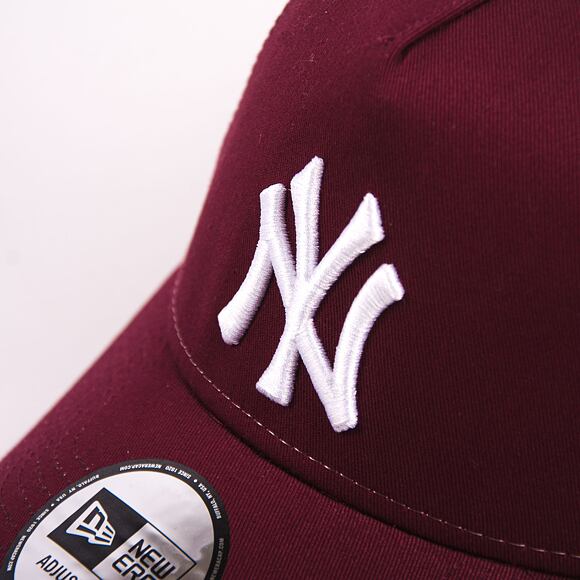 New Era 9FORTY Trucker MLB League Essential New York Yankees Maroon / White Cap