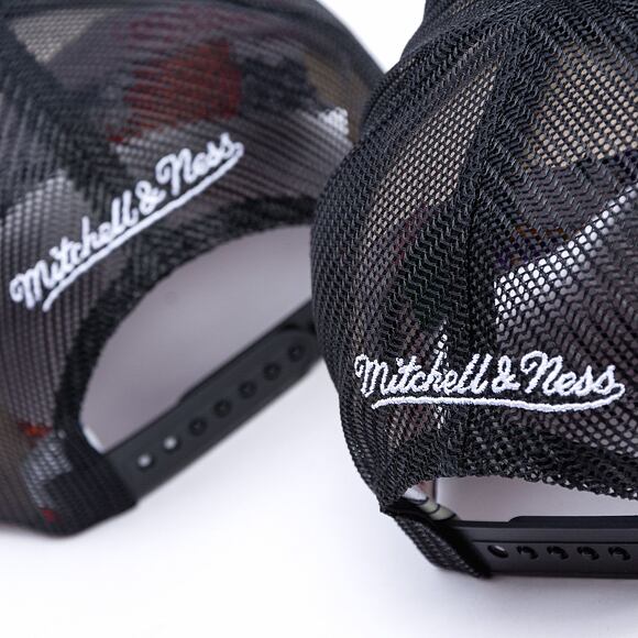 Kšiltovka Mitchell & Ness - New York Knicks - Year Of The Snake Trucker - Black