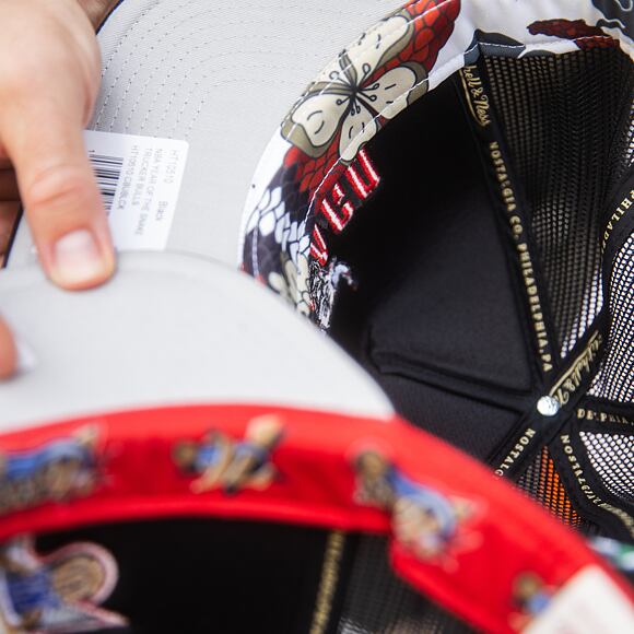 Kšiltovka Mitchell & Ness - Chicago Bulls - Year Of The Snake Trucker - Black