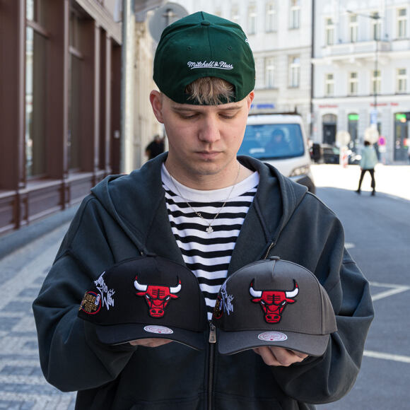 Cap Mitchell & Ness  - NBA Born To Win - Pro Pinch Snapback - Chicago Bulls - Black