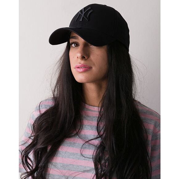 New Era League Essential New York Yankees 9FORTY Black/Black Strapback Cap