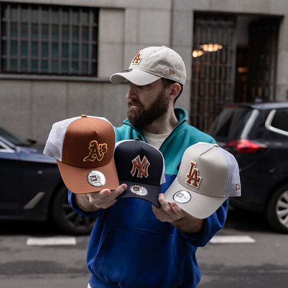 Kšiltovka New Era 9FORTY A-Frame Trucker MLB Boucle Oakland Athletics Caramel Brown / Caramel Brown