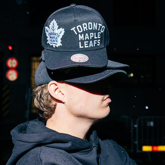 Kšiltovka Mitchell & Ness - NHL Busted Pro - Toronto Maple Leafs - Black