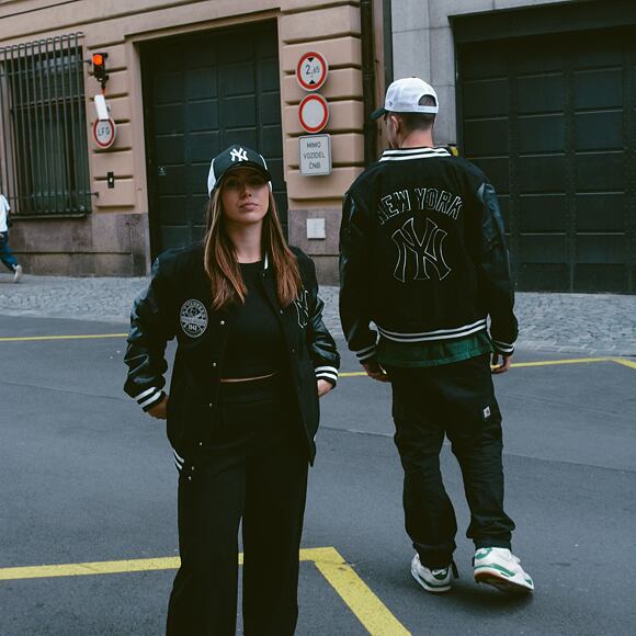 Bunda New Era MLB Large Logo Varsity New York Yankees Cooperstown Black / Off White