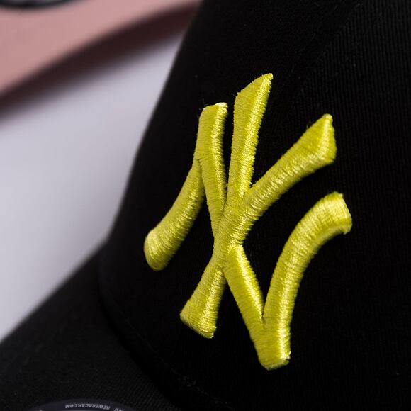 Kšiltovka New Era 9FORTY MLB League Essential New York Yankees Black / Cyber Green