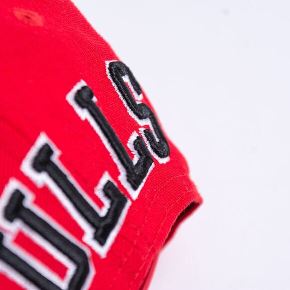 New Era 9FIFTY NBA Team Arch Chicago Bulls Snapback Team Color Cap