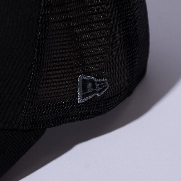 New Era 9FORTY Trucker MLB Black on Black Team Logo Los Angeles Dodgers Snapback Cap