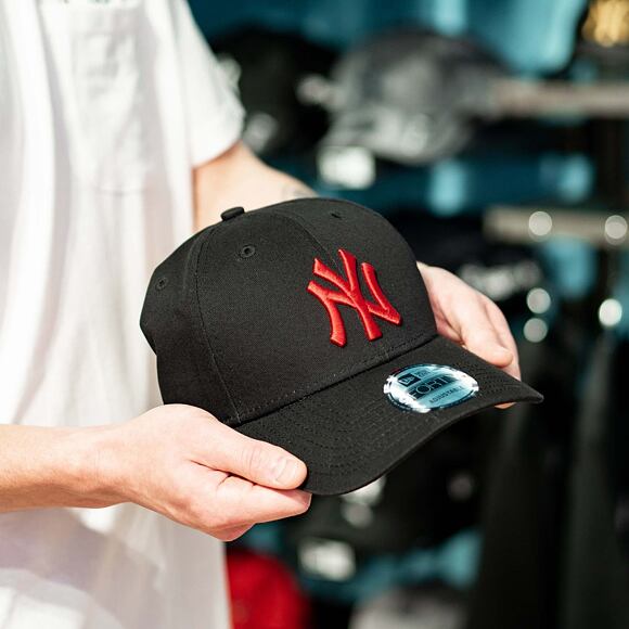 New Era 9FORTY MLB League Essential New York Yankees Strapback Black Cap