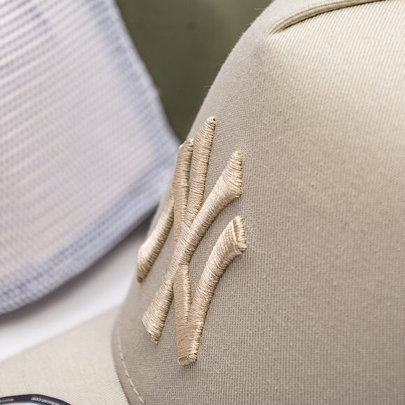 Kšiltovka New Era - MLB League Essential 9FORTY Trucker - NY Yankees - Stone