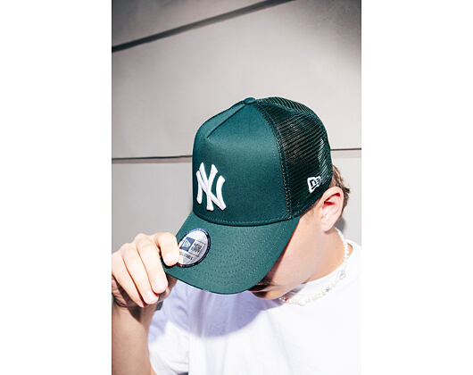 Kšiltovka New Era - MLB League Essential 9FORTY Trucker - NY Yankees - Dark Green / White