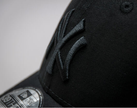 New Era League Basic New York Yankees Black on Black 39THIRTY Stretchfit Cap