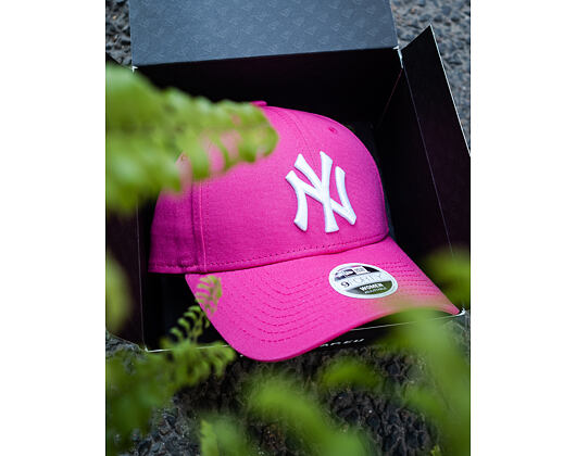 New Era Fashion Essential New York Yankees Pink/White 9FORTY Strapback Womens Cap