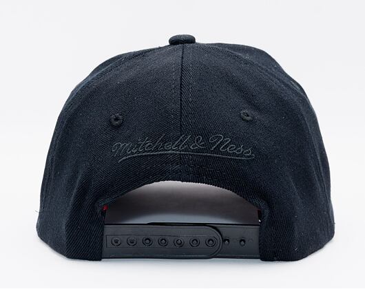Mitchell & Ness Blk/Blk Logo Classic Red Chicago Bulls Black Cap