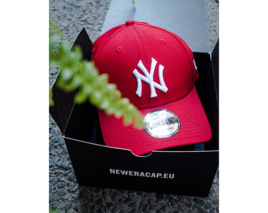 New Era 9FORTY MLB League Basic New York Yankees Strapback Scarlet / White Cap