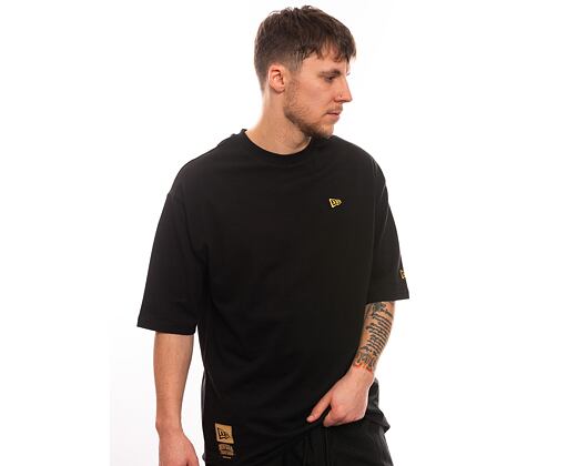 Triko New Era - Sticker Oversized Tee - Black / Gold