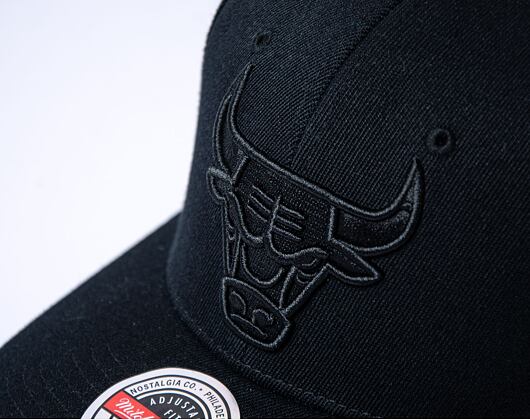 Mitchell & Ness Blk/Blk Logo Classic Red Chicago Bulls Black Cap
