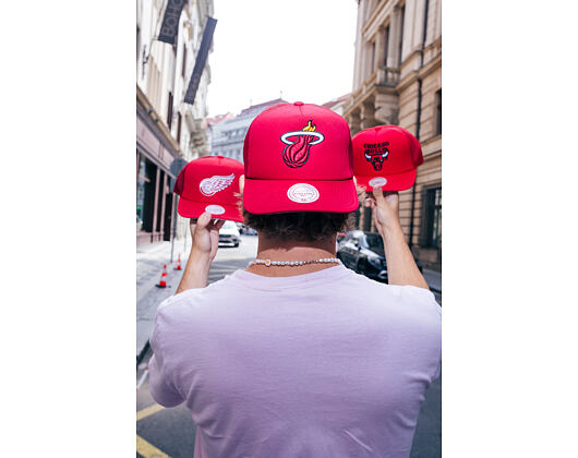 Kšiltovka Mitchell & Ness - Evergreen Trucker - Miami Heat - Red