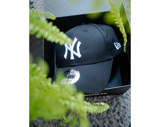 New Era 9FORTY League Basic New York Yankees Strapback Black / Optic White Cap