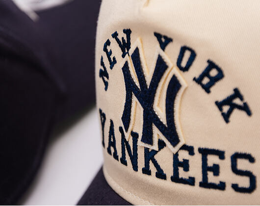 Kšiltovka New Era - MLB Heritage Pre-Curved Golfer 19TWENTY - New York Yankees - Cream / Navy