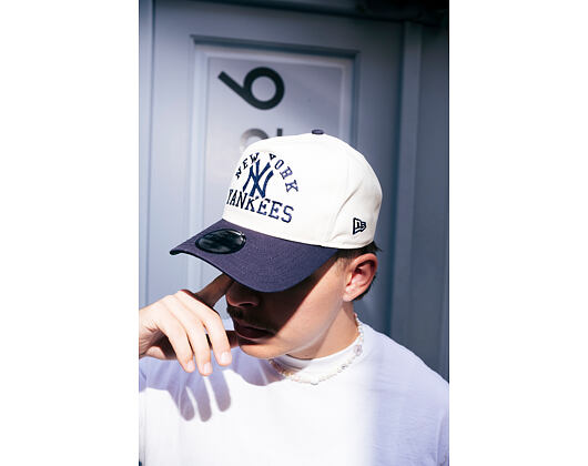 Kšiltovka New Era - MLB Heritage Pre-Curved Golfer 19TWENTY - New York Yankees - Cream / Navy