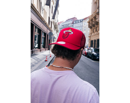 Kšiltovka Mitchell & Ness - Evergreen Trucker - Miami Heat - Red