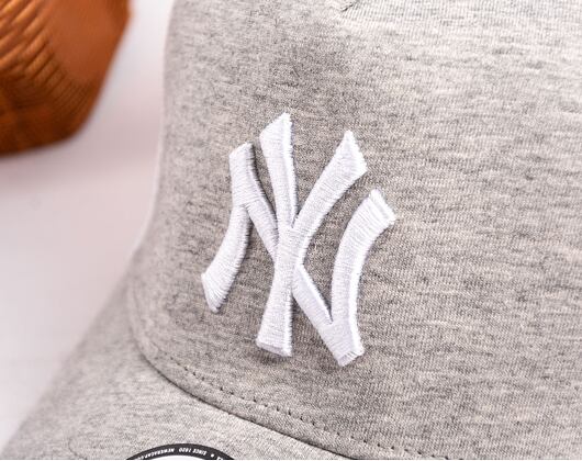 Kšiltovka New Era - MLB Essential 9FORTY Trucker - NY Yankees - Gray