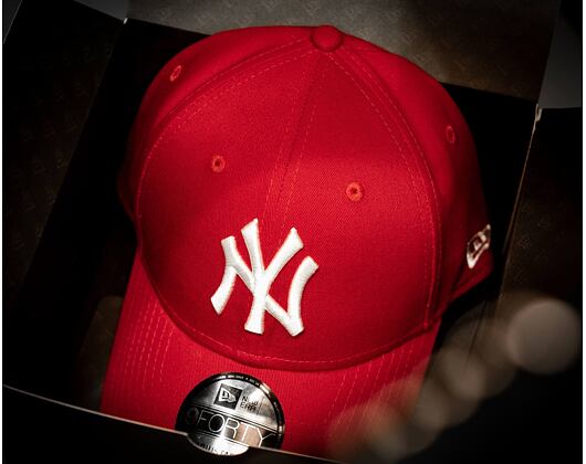 New Era 9FORTY MLB League Basic New York Yankees Strapback Scarlet / White Cap