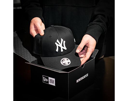 New Era 9FORTY Womens MLB Essential New York Yankees Strapback Black / Optic White Womens Cap