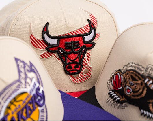 Cap Mitchell & Ness - Off Tilted - NBA - Chicago Bulls - Off White